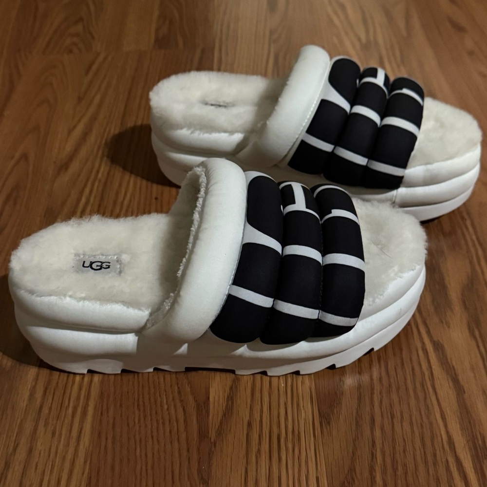 UGG Maxi Slide Logo Black & White Platform Slippers Size 7 - Picture 3 of 11
